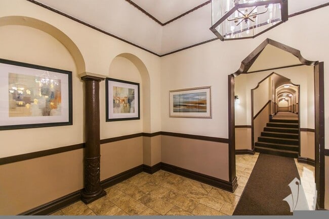 425 W Roscoe St Unit 101