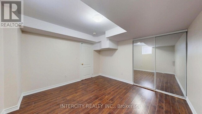 Photo - 392 Derrydale Dr