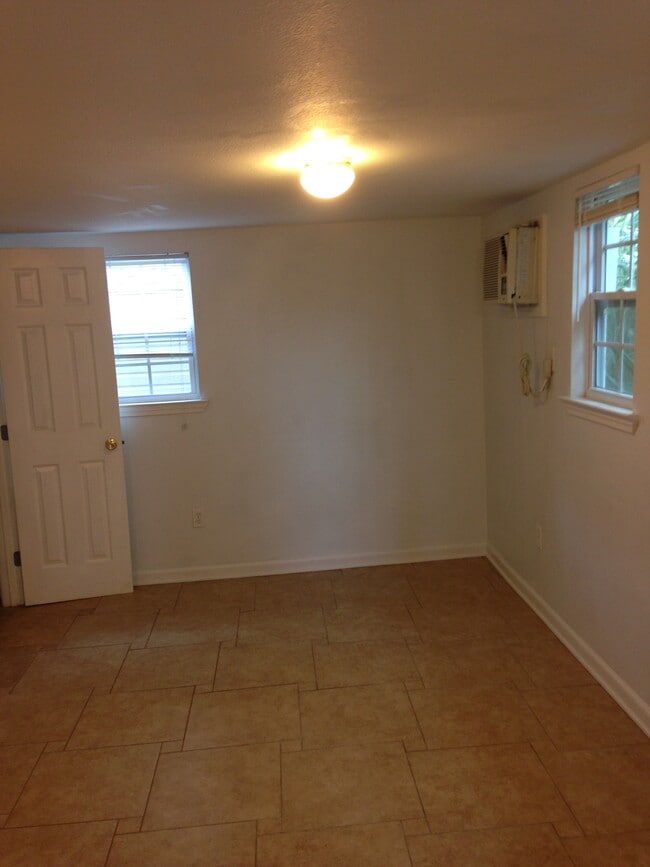 Photo - 1942 Moss St Unidad Studio apartment