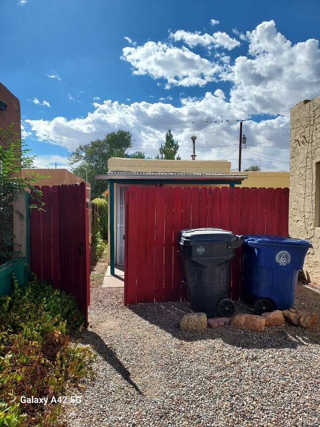 417 Stanford Dr SE Unidad cottage at 417 1/2 Stanford Dr. SE