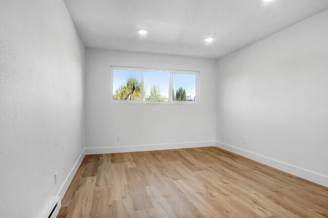 Photo - 930 N Martel