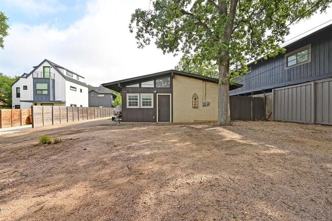 Building Photo - 3002 Windsor Rd Rental