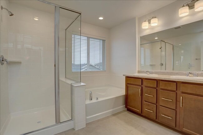 Photo - Available for move-in on 05/15/26- 3bed/2.5bath in Aurora!