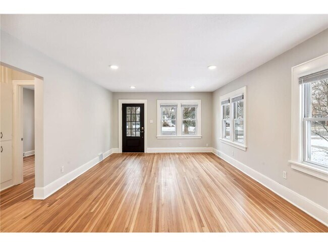 238 8th Ave N