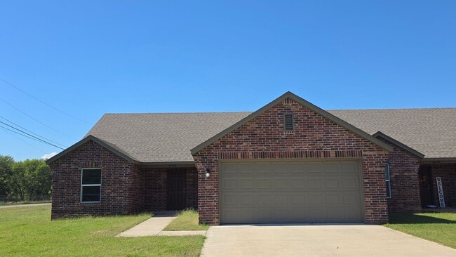 Building Photo - Great newer 3 bed 2 bath duplex.