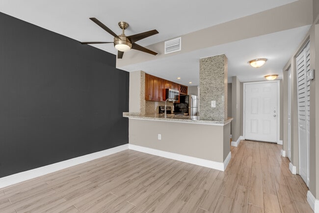 Building Photo - 5200 NW 31st Ave Unit 43