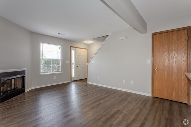 2 habitaciones, 1 baño - 1075 pies cuadrados - Casa adosada - Sala de estar - Millstone Lakes Apartments