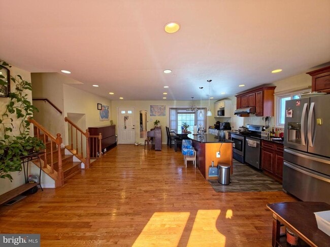 Photo - 200 Hardy Pl