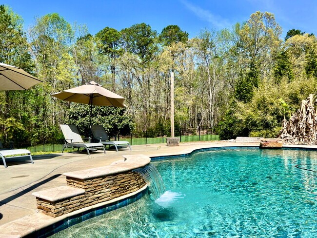 WEDDINGTON WITH A POOL!!
