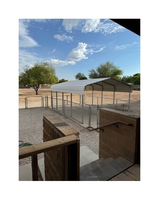 Shaded Private Parking - 2640 W 5th St