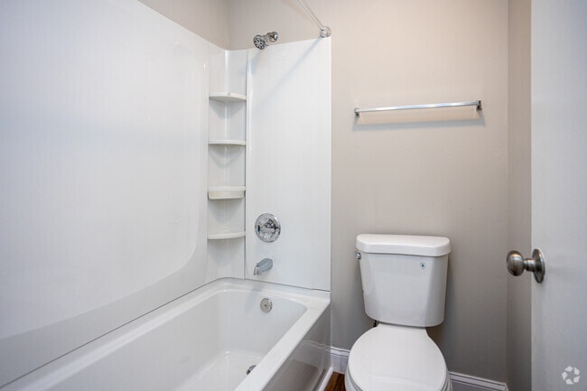 1BR, 1BA - 750SF - Bathroom - Creek Ridge Apartments
