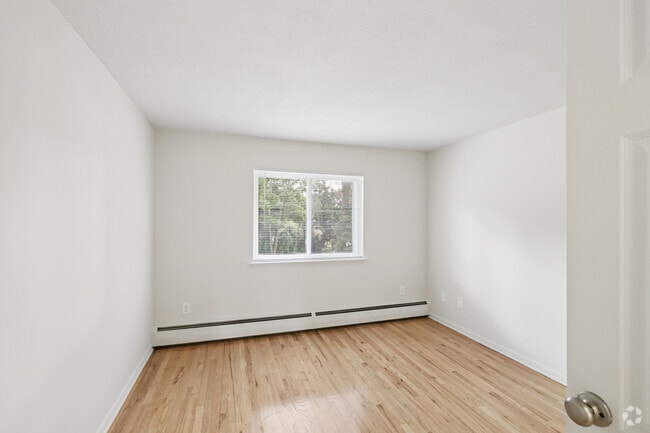 1BR, 1BA - 800SF - Bedroom - Kingswood Apartments