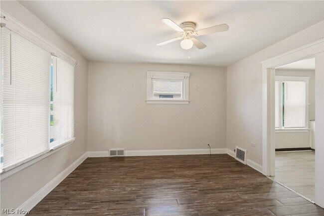 Photo - 515 E 143rd St Unidad Downstairs