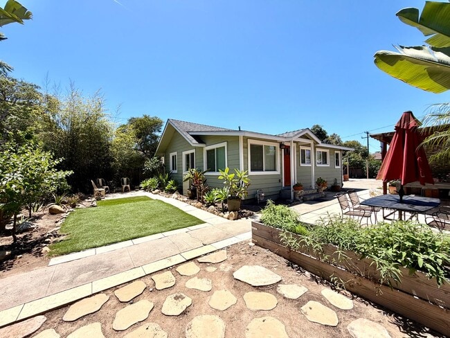 Building Photo - Charming 2 bdrm, 1 bath, + Bonus Room