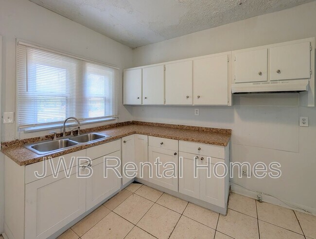 Photo - 28 33rd St W