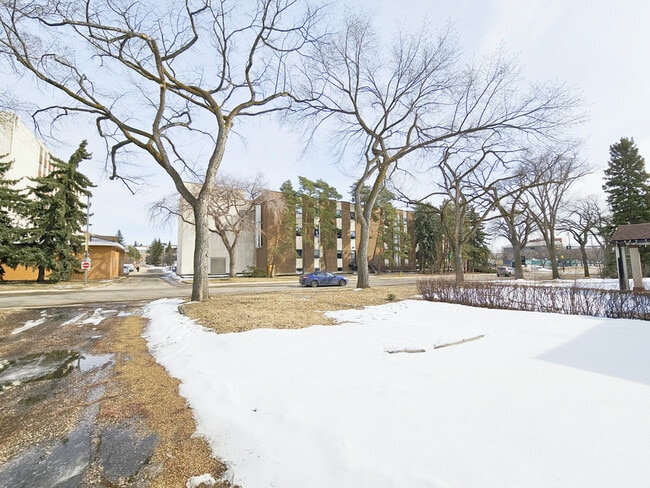 Photo - 8928 116 St NW