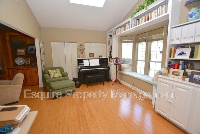 Photo - 3104 Charlotte St