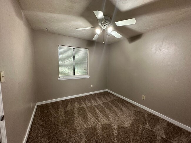 Photo - Downstairs unit off E Park and Victory Garden! Unidad A