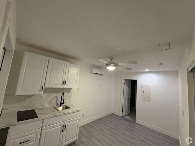 Building Photo - 2210 NW 31st Ave Unit 2 Rental