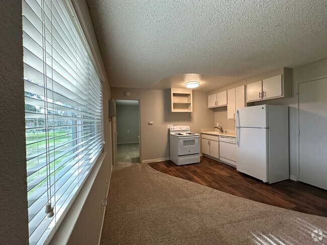 Building Photo - $1,000 Moves You In, 30 Days Free! Spaciou... Unit 05 Rental
