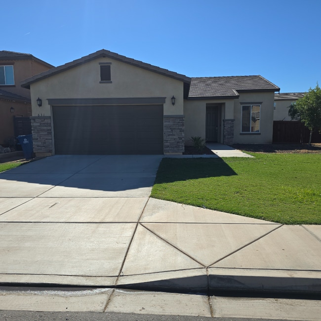 Building Photo - 631 Las Villas St