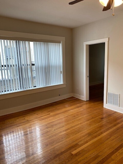 Living Area, Large Windows - 3851 N Southport Ave Unit 3R
