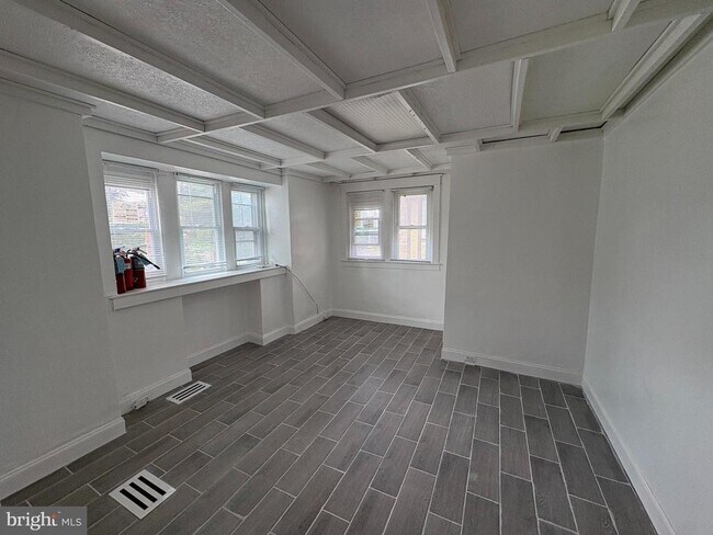 Photo - 6619 Blakemore St