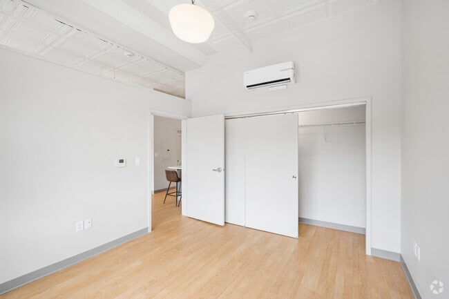 1BR, 1BA - 742SF - Bedroom/ Closet