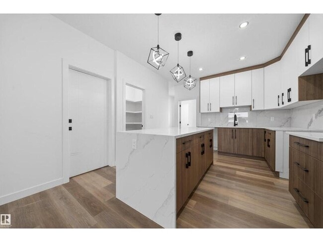 Photo - 5213-104A 104a St NW