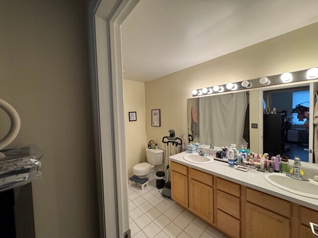 Photo - 2307 W Wolfram St Unit 214