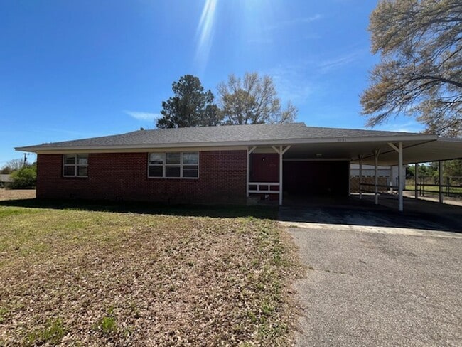 Building Photo - Renovated 2 Bedroom 1 Bath home with Another Room that could be used as a 3rd Bedroom!