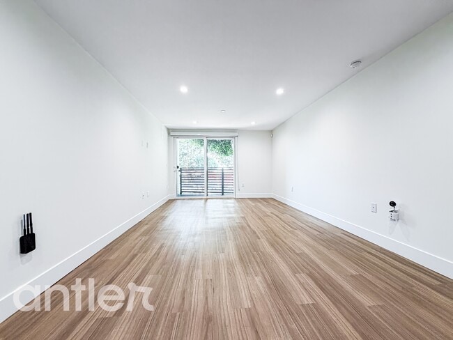 Building Photo - 1538 Purdue Ave Unit 404