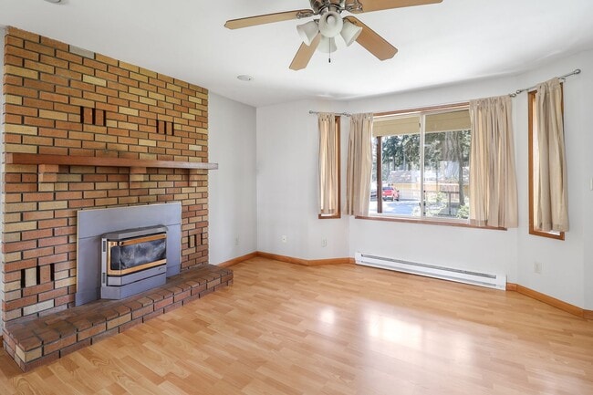 Photo - 3 Bed 2 Bath - Groups Per Approval - Dog Friendly - Fenced Yard