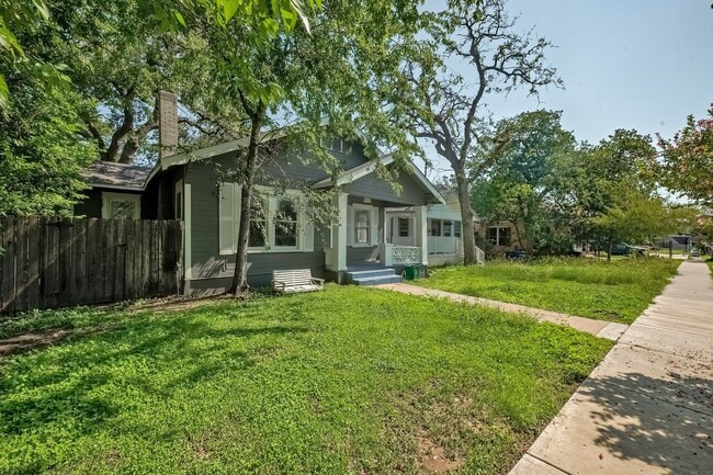 Photo - 610 W 35th St