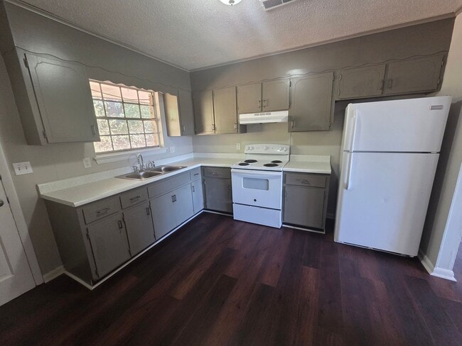 Building Photo - Move In This November & Save Big! Half Off... Unit 1