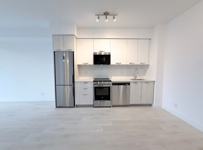 Photo - 75 James St S Unit 921
