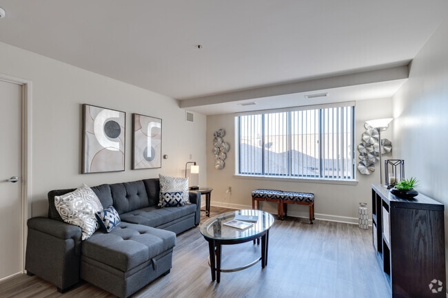 2BR, 1BA - Preston - 900SF