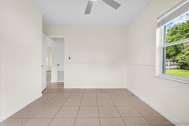 Photo - 261 NE 45th St