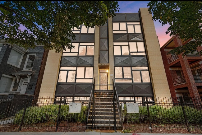 Building Photo - 6617 S Ingleside Ave Unit 3S