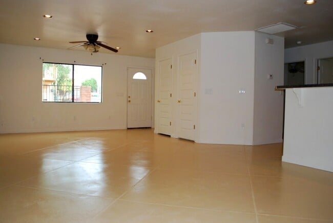 Photo - Modern 4 Bed 5 Bath Near UofA – Private Baths & Off-Street Parking