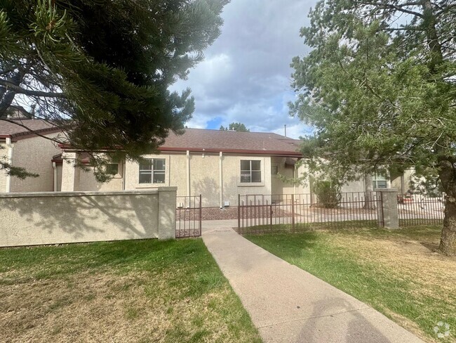 Building Photo - Beautiful WEST Side Town Home in Pinecliff
