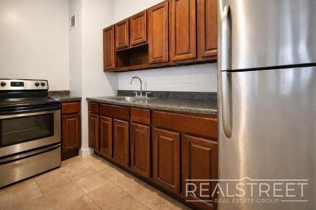Building Photo - NO FEE! Renovated 2 BED in North Crown Heights Unit 2F