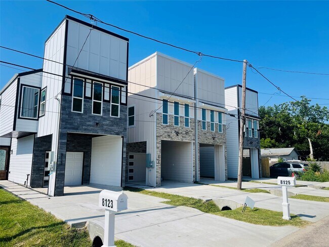 Photo - 8123 St Louis St