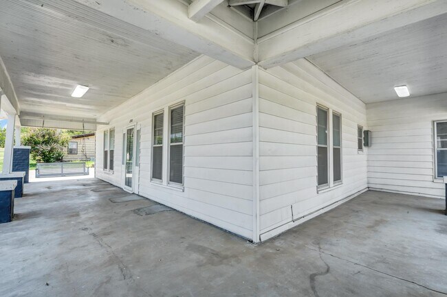 Photo - 200 SW 6th Ave