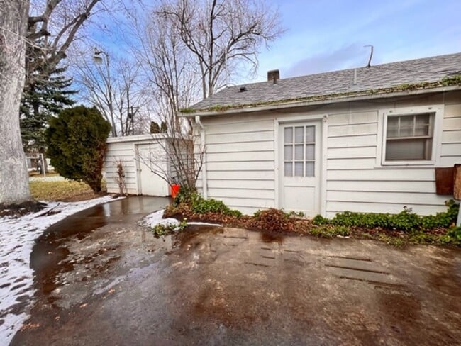 Building Photo - Studio Apartment Off of Federal Way