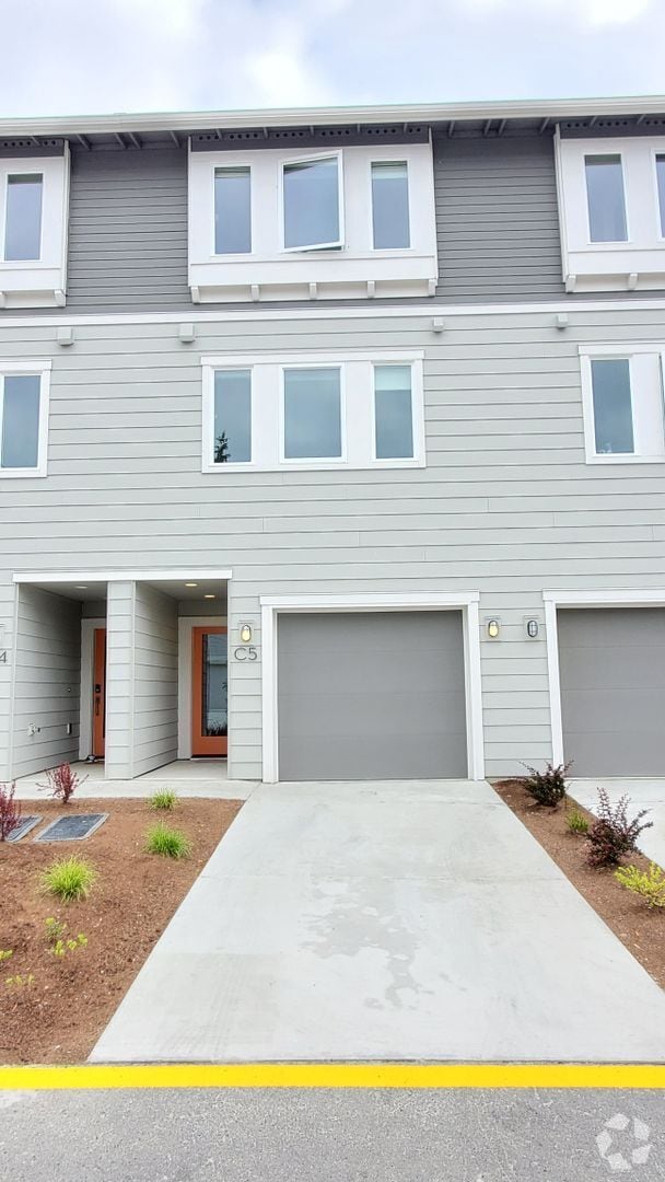 Building Photo - NEWER AIR-CONDITIONED 3 Primary Bedroom To... Rental
