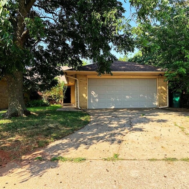 Building Photo - 6928 Woodlake Dr Rental
