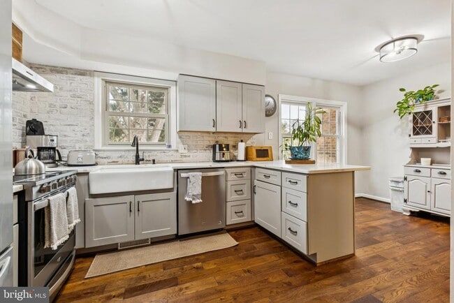 Photo - 215 Commons Dr NW