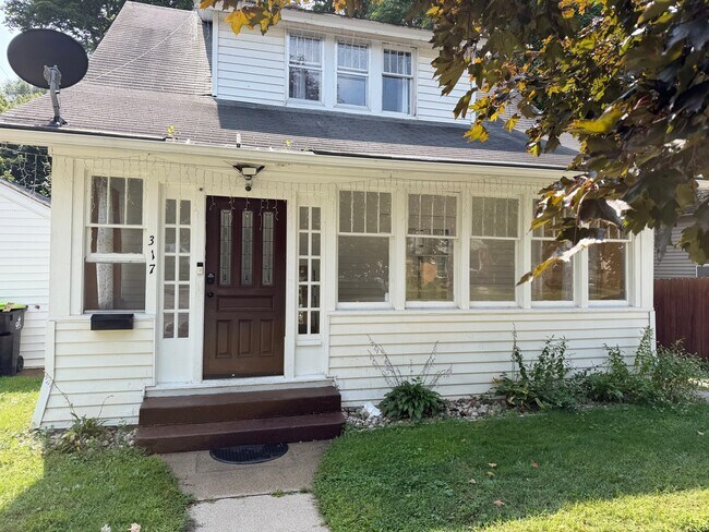 Photo - 317 E Cass St