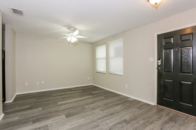 Photo - 321 Daisy Ln